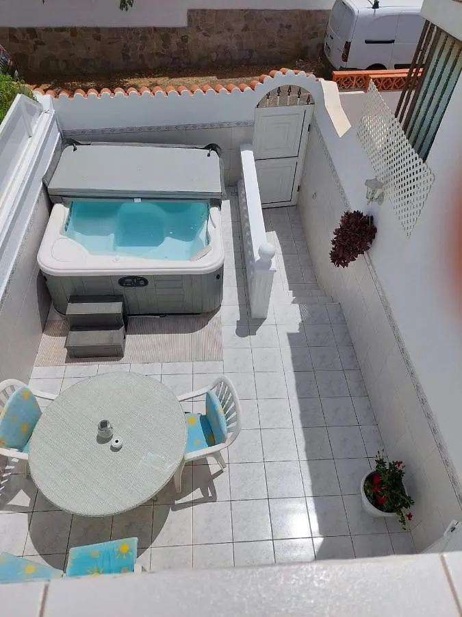 Дом отдыха Jacuzzi House Sunflower Коста-дель-Силенцио
